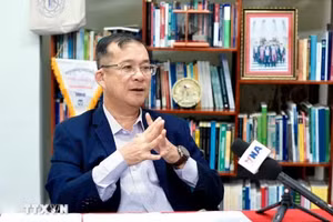 金边皇家大学国际关系与公共政策研究所所长尼克·尚达里斯接受越通社记者采访。