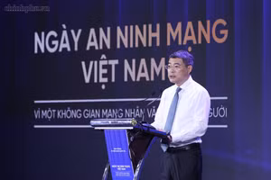 黎明兴总理在会上发表讲话。