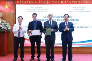 越南真理国家政治出版社与越共中央宣教部领导向古巴代表赠送《古巴革命总司令菲德尔·卡斯特罗·鲁斯文选》。