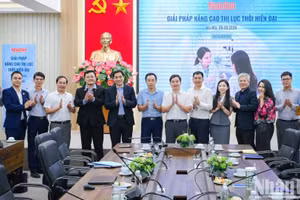 “提高现代视力解决方案”座谈会在《人民报》社举行【组图】