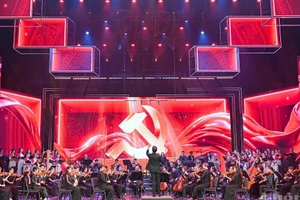 “在光荣的党旗下稳步前进”艺术晚会在河内举行【组图】