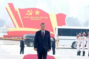 越南党和国家领导人前往河内国家会议中心出席大会预备会议【组图】