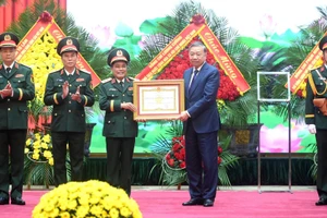 苏林总书记向后勤—技术总局授予“人民武装力量英雄”称号【组图】