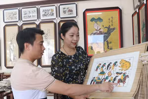 游客参观东湖民间画。