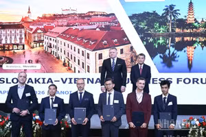 两位总理在斯洛伐克-越南商业论坛上见证了两国企业合作协议的签署。