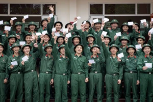 新兵兴高采烈在单位履行选举权利【组图】