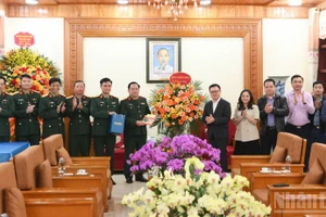 《人民报》社代表团访问第325师，并向其祝贺成立75周年【视频】