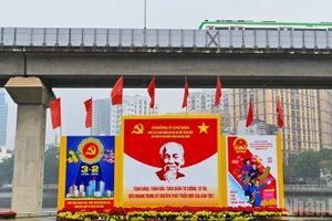 在广场、环岛和交通繁忙地区安装了大型广告牌，以传播有关选举日的信息。