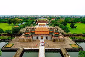 从高空俯瞰，顺化大内闪耀夺目，熠熠生辉于这座遗产之城之中。（图片来源：黎黄）