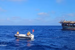 广义省遇险渔船及船员及时获救。（图片来源：越通社）