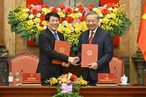 越共中央总书记、越南国家主席苏林与前国家主席梁强交接工作。（水原 摄）