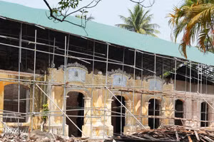 顺化京城国子监遗迹内的右学建筑工程正在修缮中。