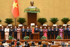 越共中央总书记苏林向国会主席陈青敏、国会副主席及国会常务委员会委员送花祝贺。