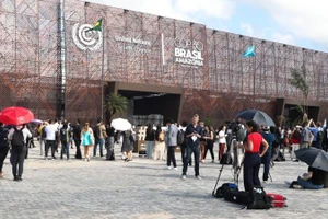 2025年11月10日，代表们在巴西贝伦出席《联合国气候变化框架公约》第三十次缔约方大会（COP30）。（图片来源：新华社）