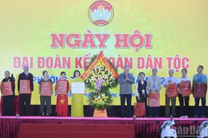 苏林总书记向上吉坊人民赠送纪念品。