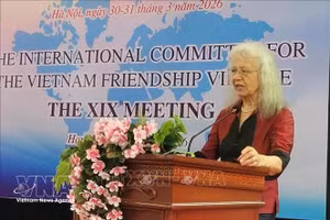 越南友谊村国际委员会主席罗西·霍恩·米佐发表讲话。（图片来源：越通社）