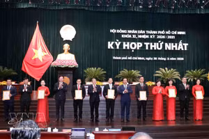 向2026-2031年任期第十一届胡志明市人民议会代表颁发代表证。