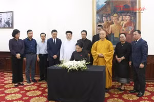 越共中央委员、越南祖国阵线中央委员会副主席兼秘书长河氏俄在吊唁簿上题词。（图片来源：daidoanket.vn）