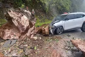 持续强降雨引发山体滑坡，巨石砸中正在山罗省芒布乡高坡路段行驶的汽车。（图片来源：越通社）