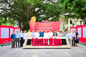 老挝新闻传媒管理干部代表团在越南《人民报》合影留念。