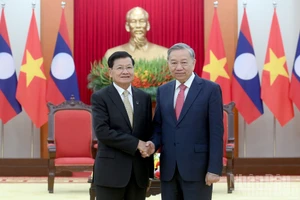 越共中央总书记苏林与老挝人民革命党中央总书记、国家主席通伦·西苏里。