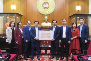 陈青林副部长移交宣教与民运部全体干部、党员和劳动者为协助洪灾民众开展灾后重建工作筹集到的4.5亿越盾善款。