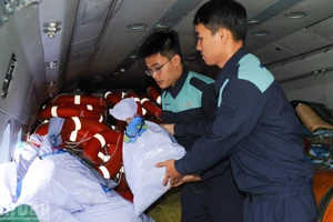 空军372师机动执行灾区空投救援任务【组图】