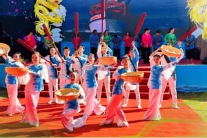 胡志明市胜三迎翁节上的精彩艺术节目。