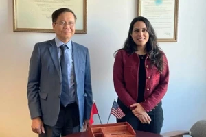 越南驻旧金山总领事黄英俊与洛杉矶国际关系副市长迪尔普里特·西杜。