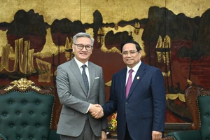 越南政府总理范明正与老挝外交部长通沙万·丰威汉。