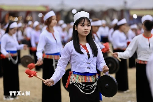 附图：芒族女性的服饰。（图片来源：越通社）