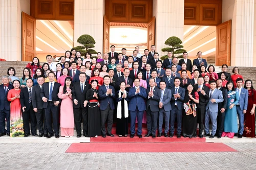 政府总理范明正会见先进模范教师代表【组图】