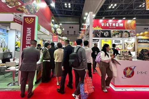 越南的展位吸引大量游客前来参观。（图片来源：越通社）