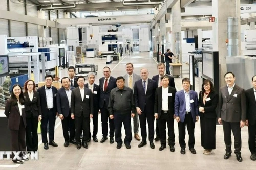 越南政府副总理阮志勇参观德国位于斯图加特的Trumpf工业激光技术集团。（图片来源：越通社）
