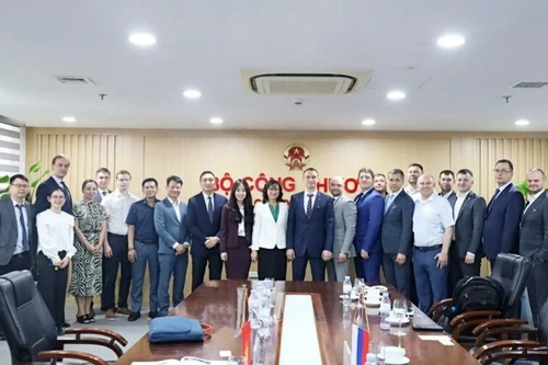 双方代表合影。（图片来源：越通社）