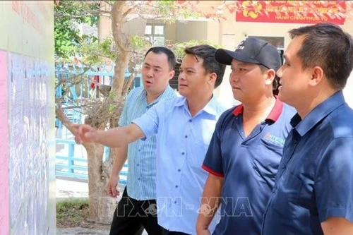 卡纳乡，连日来全民盛会的氛围因彩旗飘扬而热闹起来，与宣传广播的欢快声音交织在一起，气氛相当热烈。（图片来源：越通社）