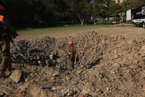 以色列贝尔谢巴（Be'er Sheva）遭到伊朗导弹袭击的现场 （2026年3月2日）。（图片来源：新华社/越通社）