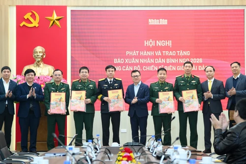 越共中央委员、《人民报》社总编辑、中央宣教与民运部副部长、越南新闻工作者协会主席黎国明和各单位领导向边境和海洋岛屿地区的干部、战士赠送2026丙午年春节特刊。