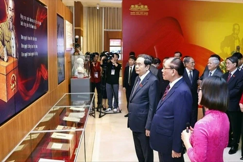 前越共中央总书记农德孟、国会主席陈青敏同各位代表参观越南国会博物馆。（图片来源：越通社）
