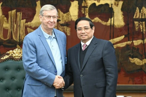 越南政府总理范明正总理会见俄罗斯系统金融股份公司董事长弗拉基米尔·彼得罗维奇·叶夫图申科夫。