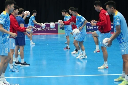 越南室内五人制足球队在练习中，准备对阵印度尼西亚队。（图片来源：越通社）