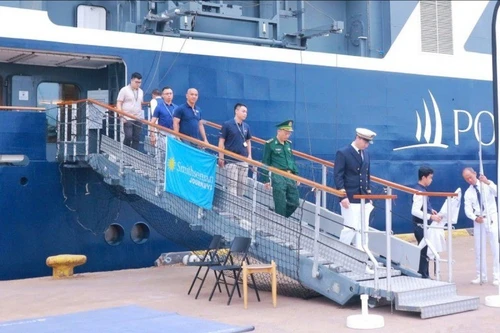 法国籍邮轮“Le Jacques Cartier”靠泊归仁港。（图片来源：嘉莱报）