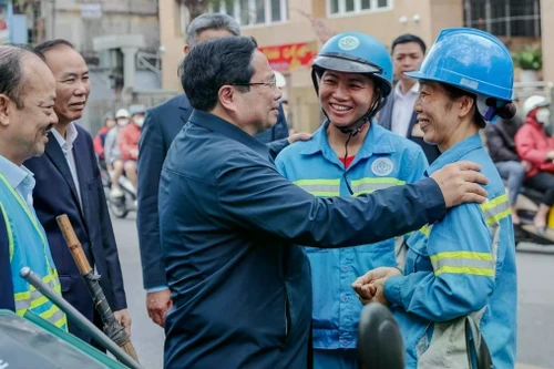 政府总理范明正春节前夕走访慰问首都河内环卫工人。（图片来源：VGP）