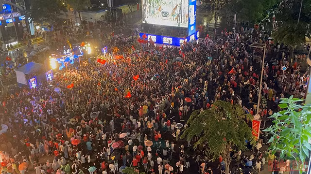 越南各地人民纷纷涌出家门 喜庆U23足球队赢得东运动男足冠军(组图) ảnh 11 越南各地人民纷纷涌出家门 喜庆U23足球队赢得东运动男足冠军(组图) ảnh 11