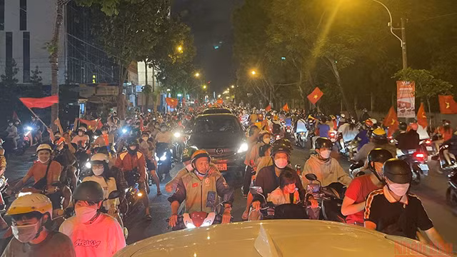 越南各地人民纷纷涌出家门 喜庆U23足球队赢得东运动男足冠军(组图) ảnh 10 越南各地人民纷纷涌出家门 喜庆U23足球队赢得东运动男足冠军(组图) ảnh 10