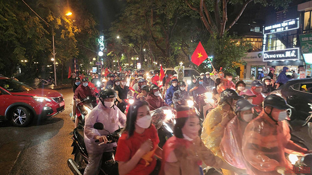 越南各地人民纷纷涌出家门 喜庆U23足球队赢得东运动男足冠军（组图） ảnh 6