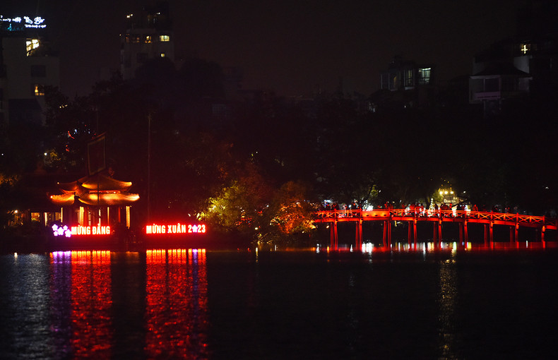 夜间的栖旭桥光彩耀眼。（陈海 摄）