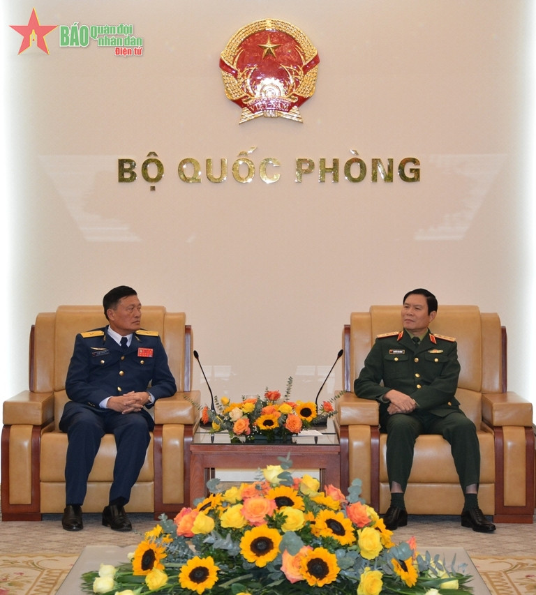 武文柯中将与Khamlek Sengphachan少将(图片来源:人民军队报) 武文柯中将与Khamlek Sengphachan少将(图片来源:人民军队报)