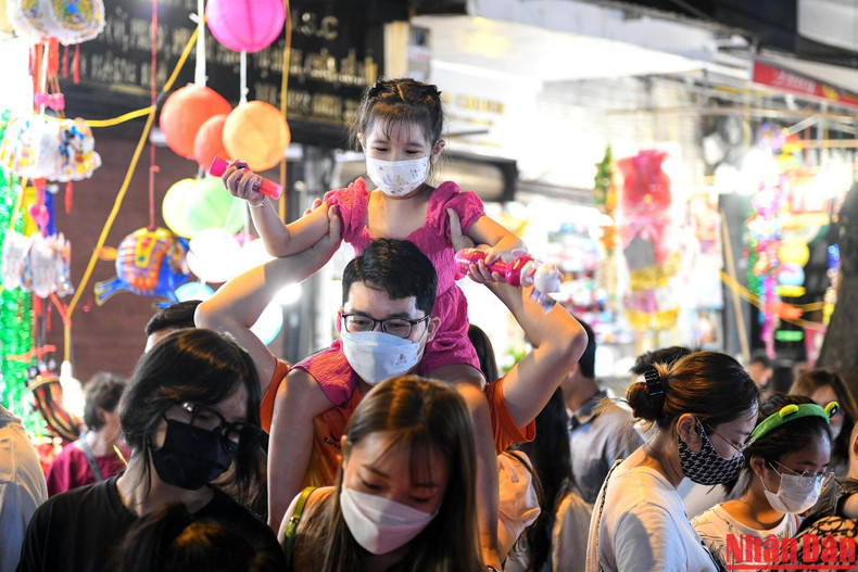 儿童们喜迎中秋。