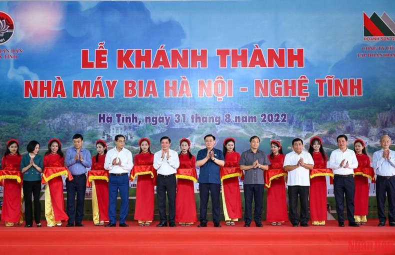 国会主席王廷惠出席河内-义静啤酒厂竣工剪彩仪式。 国会主席王廷惠出席河内-义静啤酒厂竣工剪彩仪式。